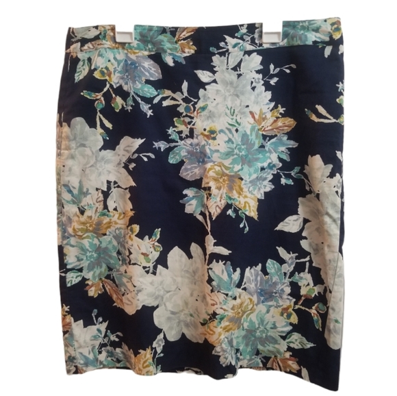 Van Heusen Dresses & Skirts - Van Heusen Studio Floral Pencil Skirt Size 8